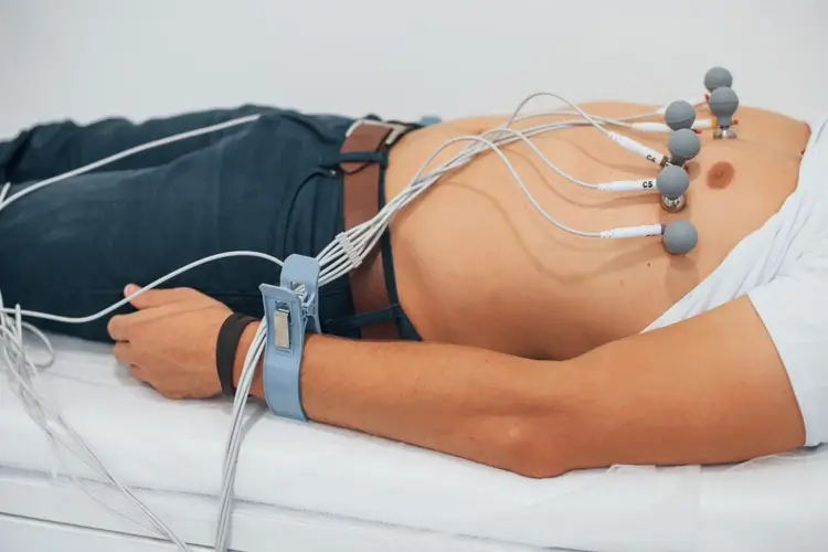 Medic cardiolog efectuând evaluarea pacientului și interpretând investigațiile cardiace