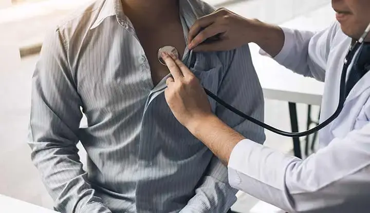 Medic cardiolog consultă un pacient cu suspiciune de suflu la inimă.