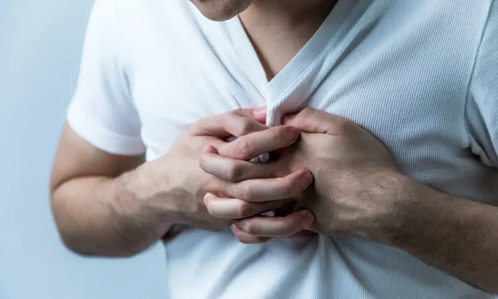 Durerea în piept poate fi primul semn al unei afecțiuni cardiace și necesită evaluare medicală.