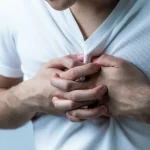 Durerea în piept poate fi primul semn al unei afecțiuni cardiace și necesită evaluare medicală.