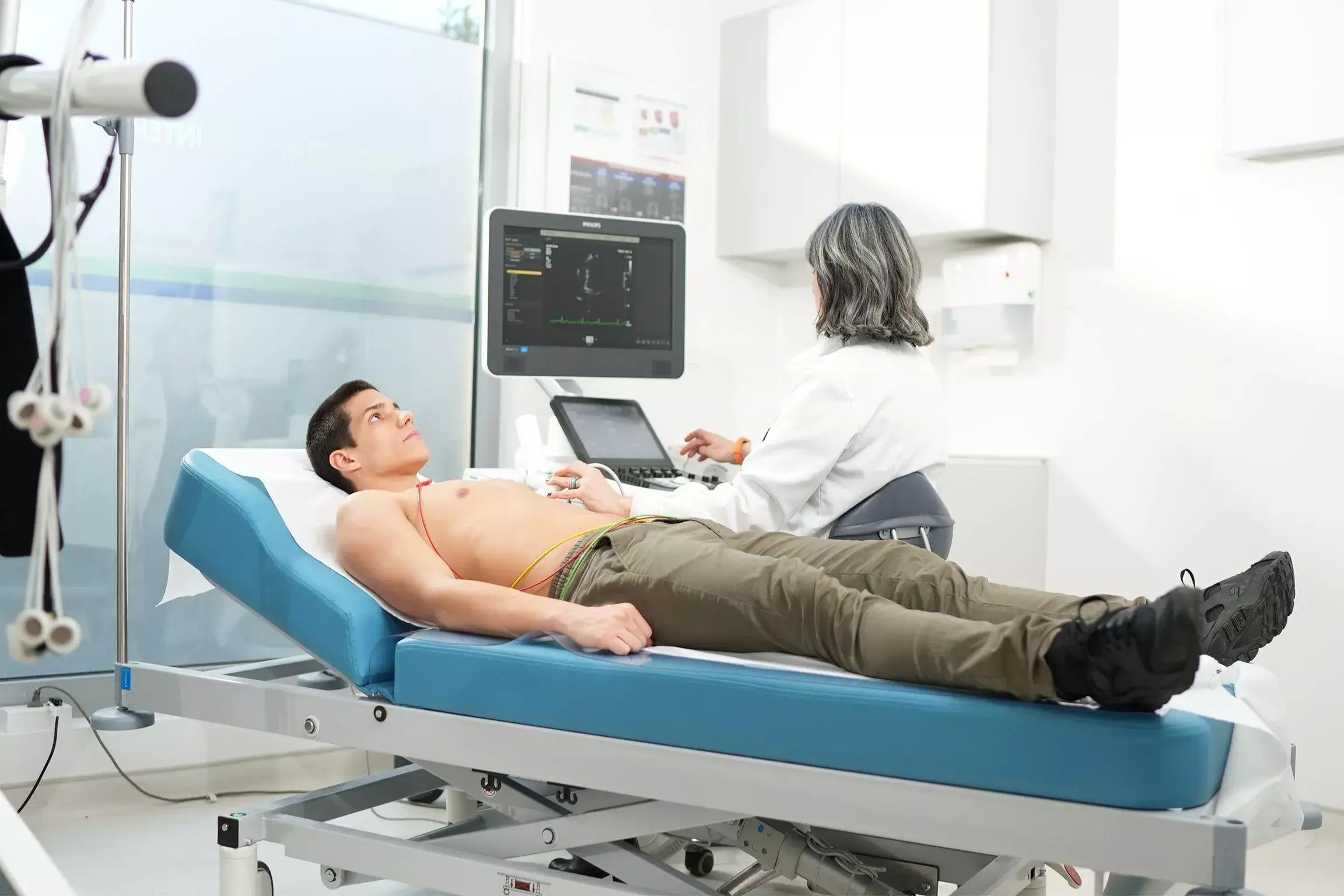 Medic cardiolog efectuează o ecocardiografie unui pacient pentru evaluarea unui suflu sistolic.