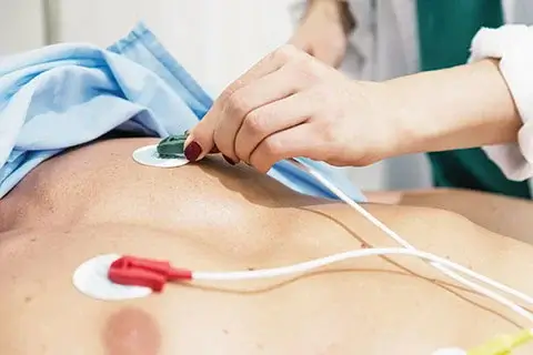 Pacient în timpul unei electrocardiograme (EKG) utilizate pentru evaluarea durerii toracice și a afecțiunilor cardiovasculare.
