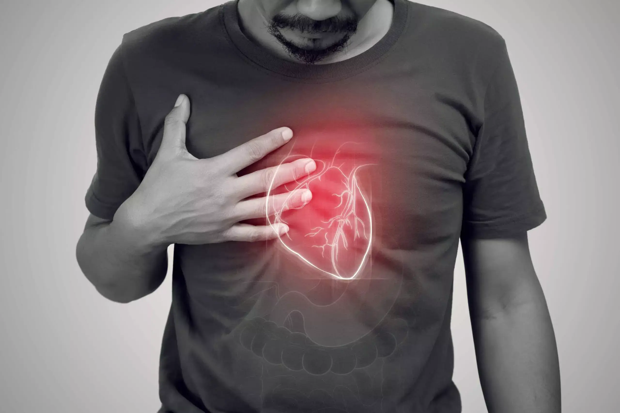 Pacient care descrie o senzație de apăsare și constricție în zona toracică, sugestivă pentru o posibilă durere de origine cardiacă.