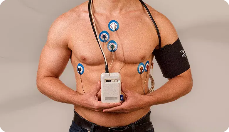 Pacient tanar cu Holter tensional pentru monitorizarea tensiunii arteriale pe 24 de ore
