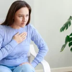 Infarctul la femei: femeie cu durere în piept și simptome sugestive pentru un infarct miocardic