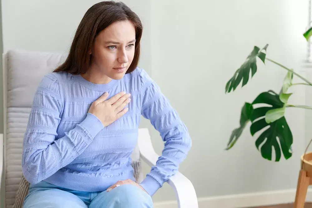 Infarctul la femei: femeie cu durere în piept și simptome sugestive pentru un infarct miocardic