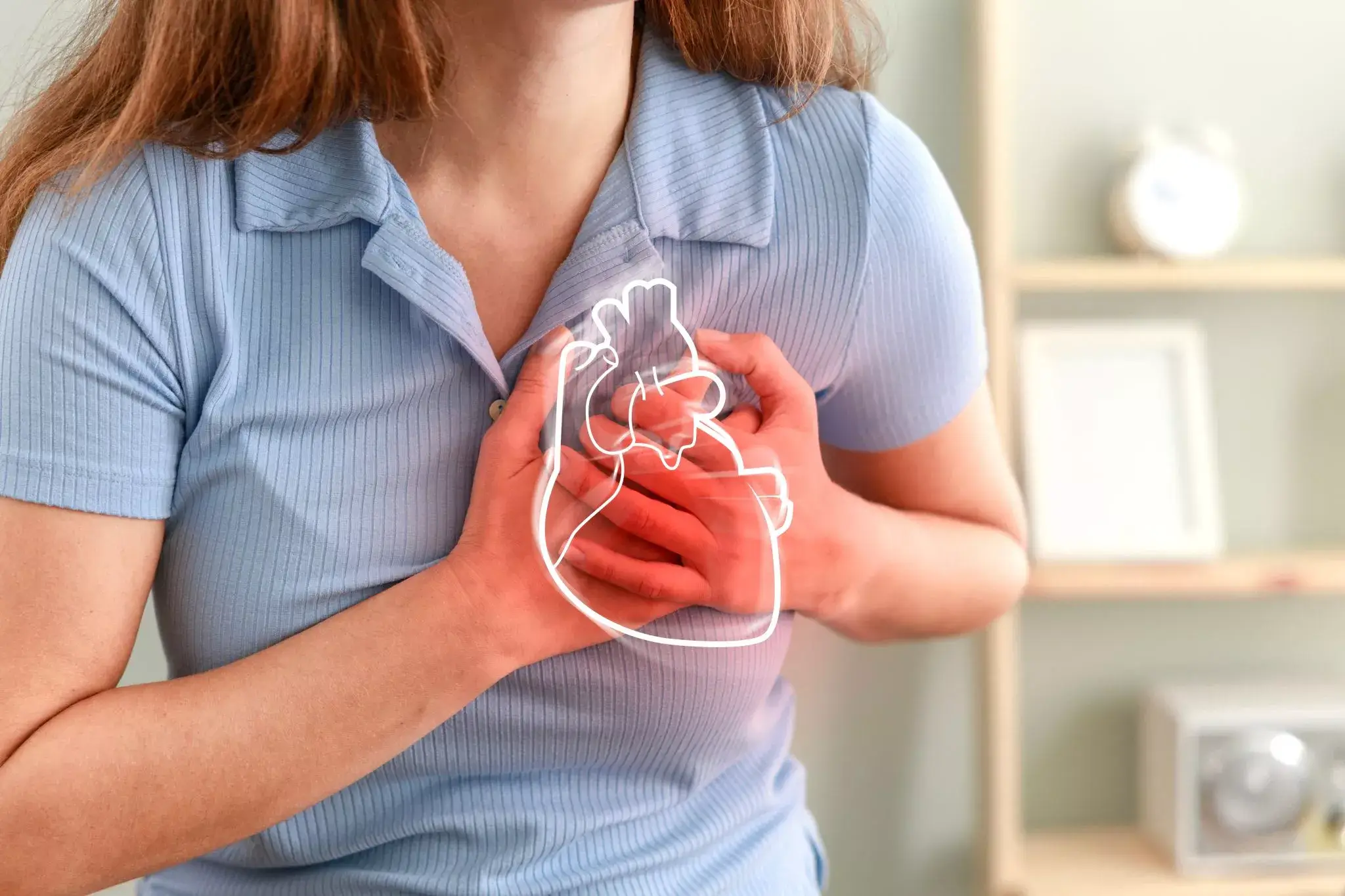 Femeie cu durere intensă în piept care necesită investigații pentru suspiciune de infarct miocardic