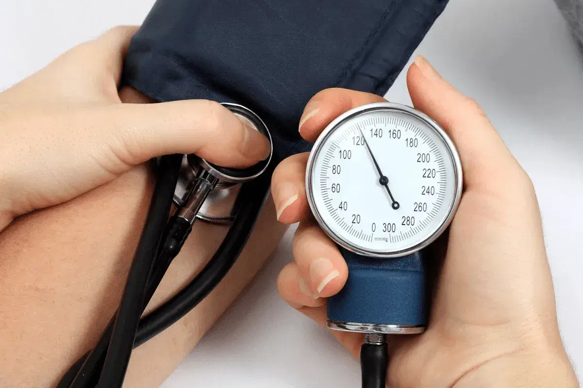 Tensiometru utilizat pentru masurarea repetata a tensiunii arteriale la pacientii tineri