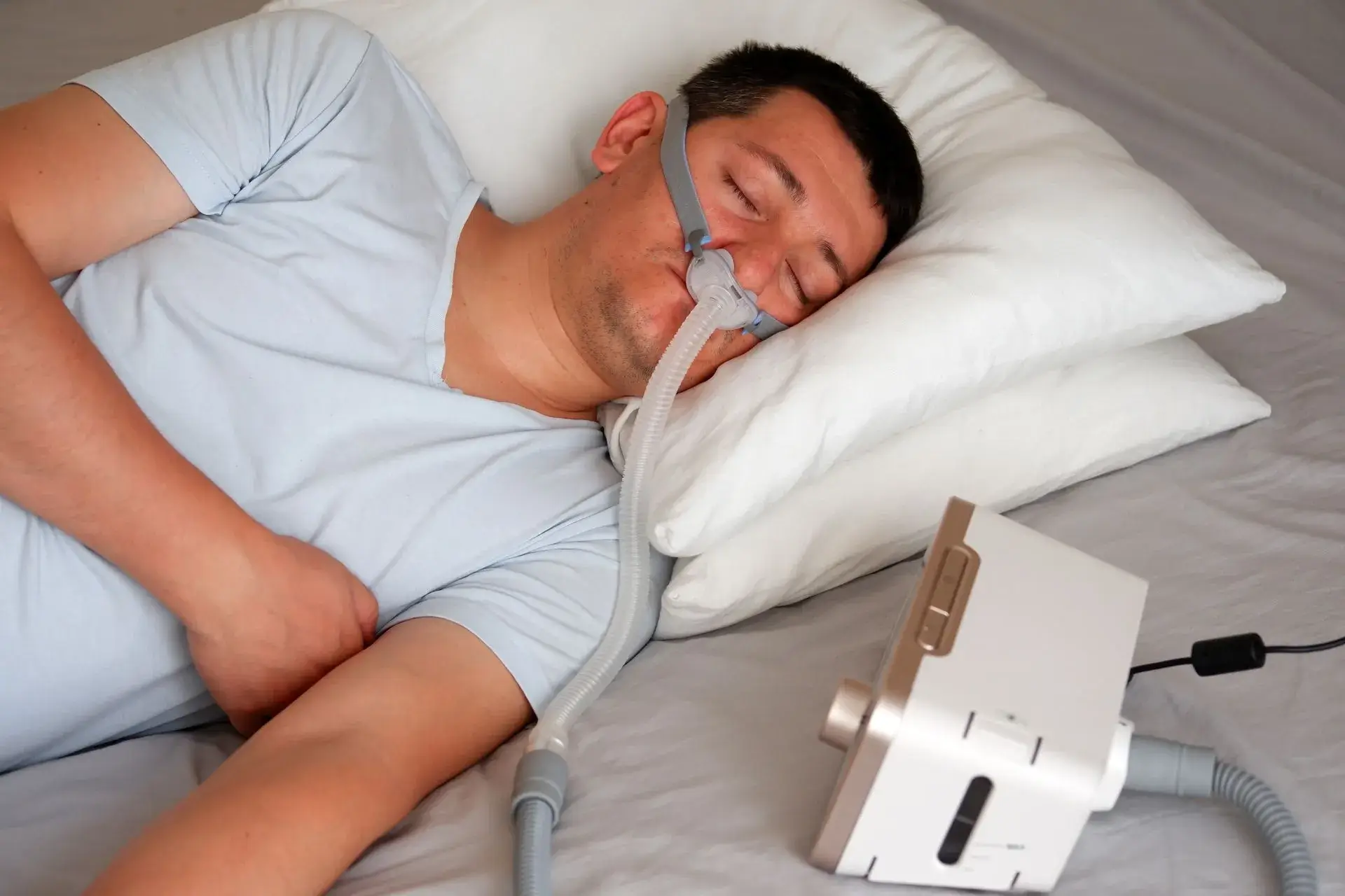 Persoană care utilizează terapia CPAP în timpul somnului pentru tratamentul apneei obstructive de somn.