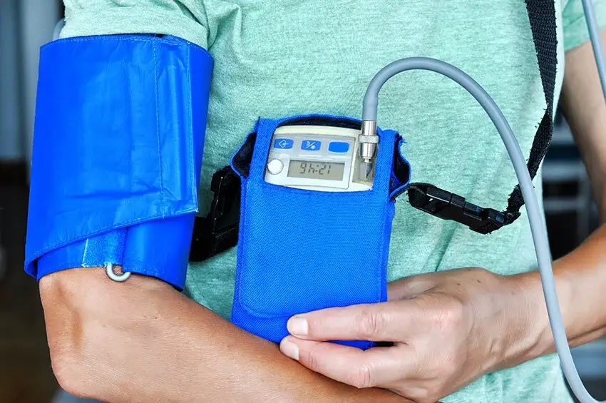 Pacient purtând un Holter pentru monitorizarea tensiunii arteriale